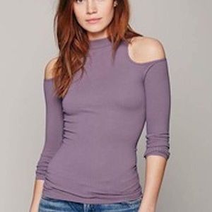 🌺FREE PEOPLE 🌺Shoulder Cut-Out Top